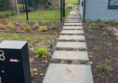Aanleg privétuin met waterdoorlatende oprit en beplanting - Afbeelding 3