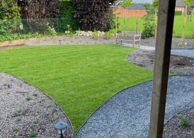 Aanleg privétuin met waterdoorlatende oprit en beplanting - Afbeelding 1