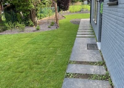 Aanleg privétuin met waterdoorlatende oprit en beplanting - Afbeelding 2